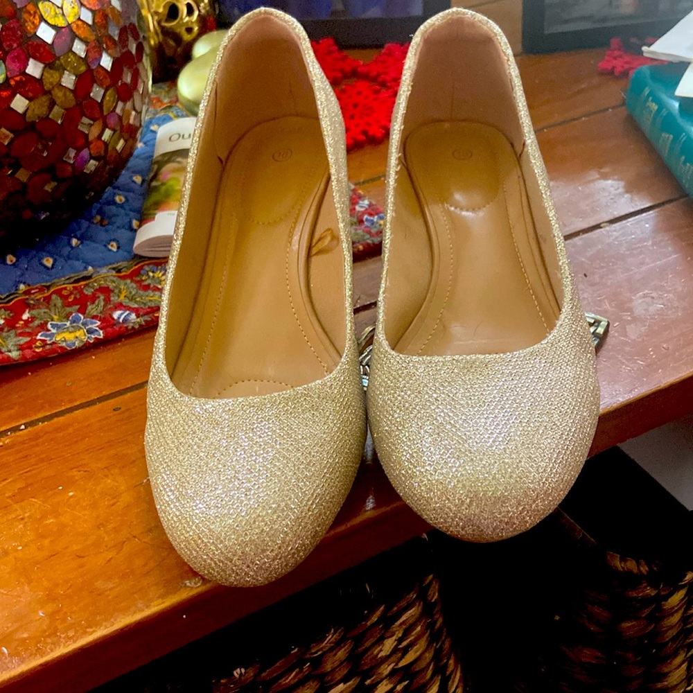 Size 10 gold thread pumps. They are very comfortable and dressy.